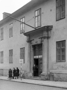 Stockholms Stadsmuseum. Portalen vid Götgatan 1. Skylt på porten: Offentligt skyddsrum