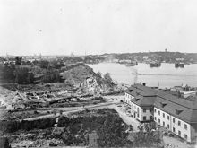 Arbeten för Hammarbyledens framdragning vid Danviken. Vy från Danviksklippan mot Danviks hospital och Fåfängan. I fonden Djurgården