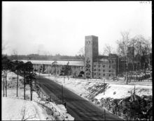 Stockholms Stadion, fasaden mot Sturevägen med Klocktornet, vintertid.