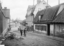 Nybergsgränd (nuv. Nybergsgatan) norrut. I fonden Cirkus vid Karlavägen