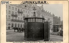 Urinkur (offentlig urinoar) installerad utanför Grand Hotell.