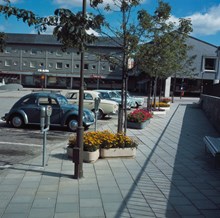 Blackeberg; blomlådor vid parkeringsplats på Blackebergsplan