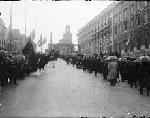 Slottsbacken med begravningståg och katafalker på väg mot Storkyrkan med kvarlevorna efter Salomon August Andrée, Nils Strindberg och Knut Fraenkel från Andréexpeditionen.