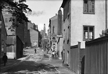 Kungstensgatan österut från korsningen Lilla Badstugatan. Engelbrektskyrkan i bakgrunden