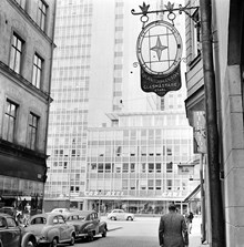 Bondegatan mot Götgatan och Skattehuset. Gammal glasmästeriskylt