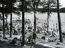 Ängbybadet: Lite skugga bland träden