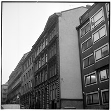 Grev Turegatan, nr 28 mitten i bilden