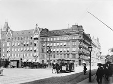 Norrmalmstorg sett mot kv. Skravelberget Mindre. Längst t.h. Hamngatan