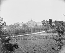 Konradsbergs hospital sett på avstånd