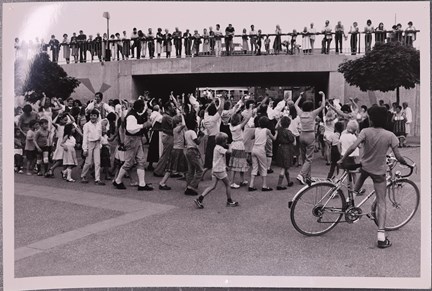 Svartvitt fotografi på internationell folkdansfest i Axelsberg