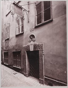 Portal till Stora Hoparegränd 6, Vindragarhärbärget