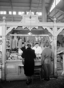 Hötorgshallen. Kunder vid S. Samuelssons köttbutik i saluhallen