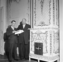 Sturehofs Slott har restaurerats. Dr Gösta Selling och Stadsfullmäktiges ordförande Carl Albert Anderson vid en av slottets alla Mariebergskakelugnar