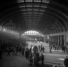 Stora vänthallen på Centralstationen i Stockholm år 1933. En stor ombyggnad under 1920-talet hade förvandlat den tidigare banhallen till vänthall