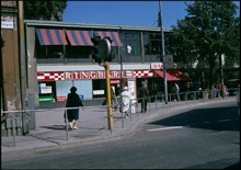 Götgatan 41 - 43. Låg byggnad som inrymmer Ringbaren. Götgatan vid Björns Trädgård. Flanerande människor.