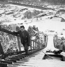 Nya Hammarbybacken. En man går uppför trappan till hoppbacken. Backen ska lagas och förbereds inför SM i backhoppning, 27-31 januari 1951
