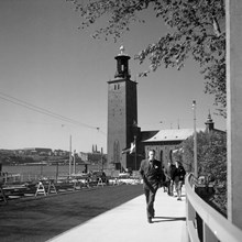 Tegelbacken. Viadukten under arbete. Stadshuset i fonden
