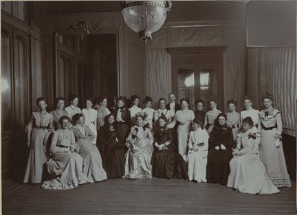 Svartvitt foto med en grupp i sekelskifteskläder. 