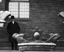 Förgyllaren Paul Magnusson vid Tre Kronor-utsmyckningen, framför stadshusfasaden.