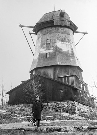 Fotografiet visar prins Eugen tillsammans med sin hund, foxterriern Jack, framför linoljekvarnen på Waldemarsudde kring år 1940.
