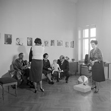 Fotograf Anna Riwkin-Brick i sin ateljé Valhallavägen 104