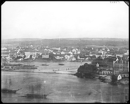 Svartvit bild över saltsjön och staden