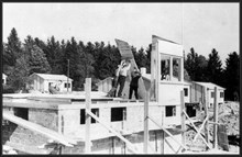 Väggarna reses - stomresning till hus i kvarteret Viktdosan 8 i Ängbys småstugeområde