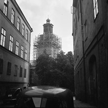 Maria Magdalena kyrka med byggnadsställningar, sedd från Maria Trappgränd