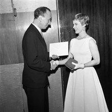 Drottninggatan 82, Skandia Biografen. Skådespelerskan Bibi Andersson mottager Daniel Engdahls stipendium på 2000 kr av Gunnar Sjöberg i samband med premiären av ""Sommarnöje sökes""