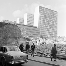 Drottninggatan 46, i kv. Skansen, under rivning. Blivande platsen för Sergels Torg. 5:e höghuset i fonden