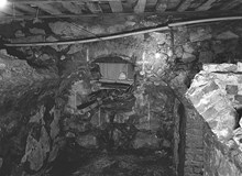 Foto på murade väggar och valv fotograferade vid en arkeologisk undersökning i Storkyrkobrinken