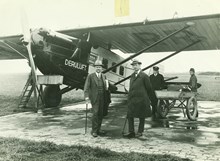 Yngve Larsson och flygplan i Stettin 1927