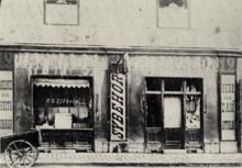 P G Sjöholm. Exteriör av den allra första butiken.