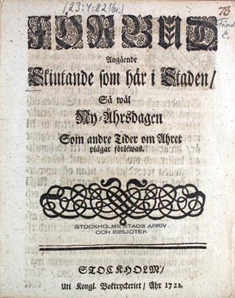 Framsidan av överståthållarens beslut att förbjuda nyårsraketer 1721. Texten, "Förbud Angående Skiutande som här i Staden, så wäl Ny-Åhrsdagen Som andre Tider om Åhret plägar föröfwas" är skriven i frakturstil.