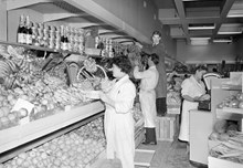 Vällingby Centrum, dagen innan invigningen. Interiör från en butik där varor (frukt och grönt) läggs upp
