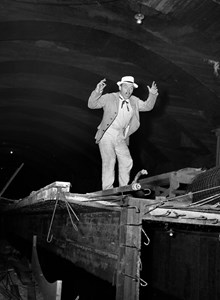 Filminspelning av filmen ""Tull-Bom"" med Nils Poppe. Nils Poppe spelar en tulltjänsteman och jagas i den nästan färdiga delen av tunnelbanan under Fridhemsplan