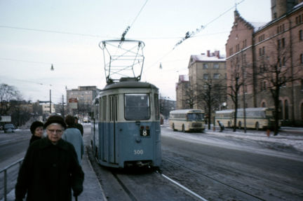 Spårvagn (8:ans linje) med passagerare utanför.