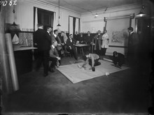 Interiör av Stadshusets ritkontor med bland annat herrarna Dahl, Borgström, Schold, Nordgren, Karlsson, Hawerman och Wernstedt, med springpojkarna Persson och Ahnström.