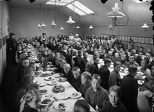 Folkskolebarn utspisas i Maria folkskola omkring år 1900.