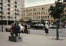 Västertorp. Västertorpsplan sett med högt bostadshus, skivhus i 11 våningar.