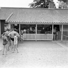 Flatenbadet. Kö till kiosken