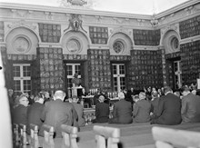 Riddarhustorget 10. Adelsmöte i Riddarhuset. Interiör med vapensköldar på väggarna