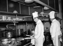 Södra Blasieholmshamnen 8, Grand Hotel. Kockar i hotellets kök