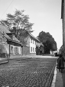 Brännkyrkagatan österut från Stora Hargränd. T.v. ligger Brännkyrkagatan 72-70. Vid trädet, Brännkyrkagatan 66, ligger Wicanders korkfabriker. Då kv. Haren Större, nu kv. Leporiden vid Bysistäppan