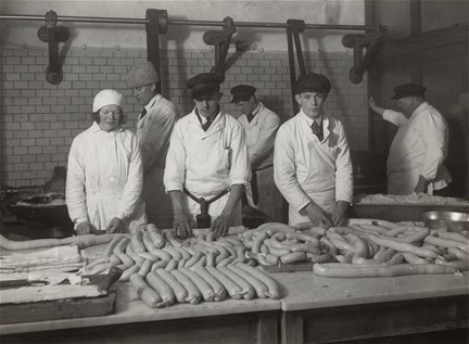 Svartvitt fotografi på korvtillverkning vid Slakthuset.