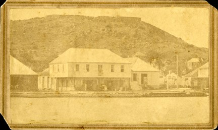 Ett hus med berg bakom på ön Saint-Barthélemy