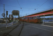Lidingöbanan vid Ropsten. T.h. Lidingöbron. Vy mot Lidingö