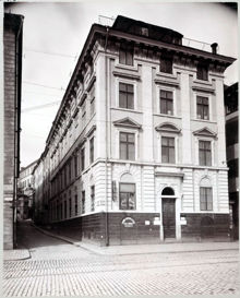 Skeppsbron 40 i hörnet av Tullgränd