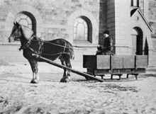 Sophämtning med häst och släde utanför Sofia kyrka