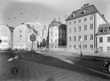Från Riddarhustorget österut mot Storkyrkobrinken med Storkyrkan i fonden. Mitt i bilden ligger Stora Nygatan 1